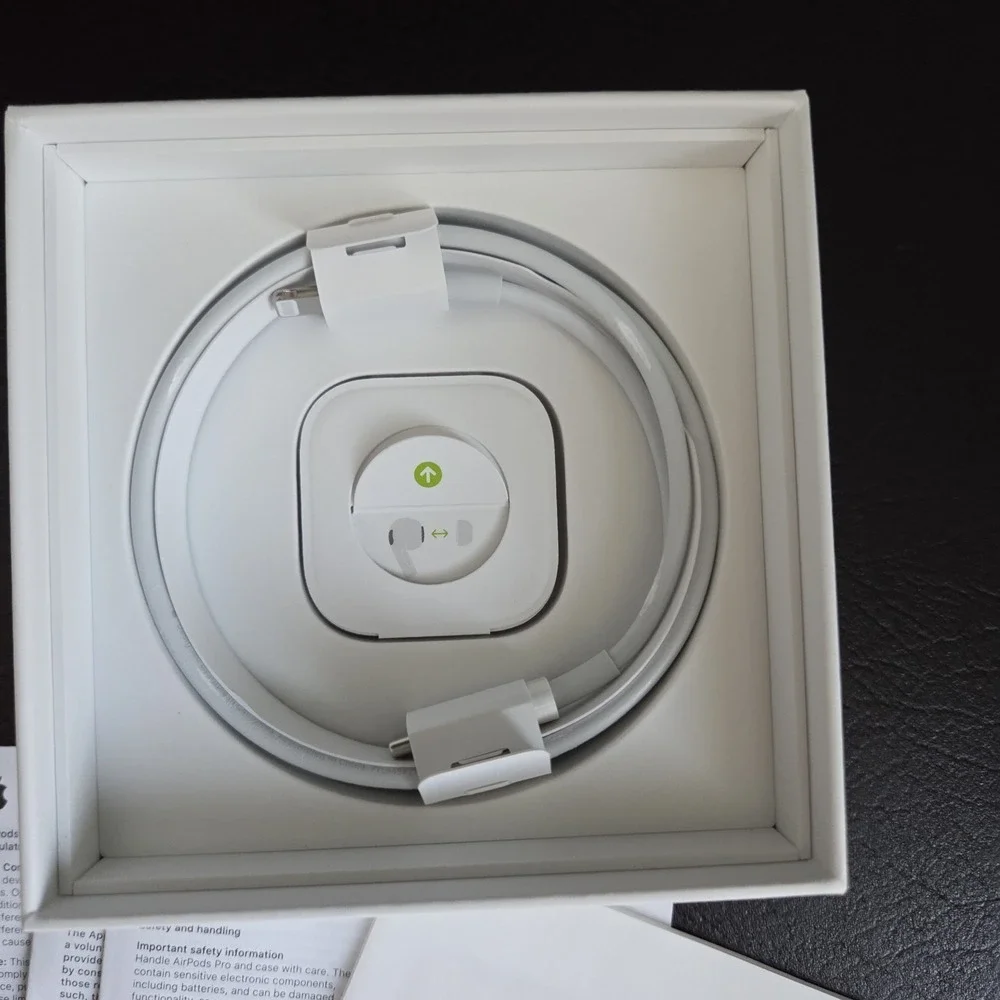 Apple AirPods Pro Wireless Charging Case 1st Gen White w/ Box Fittings Cable CIB